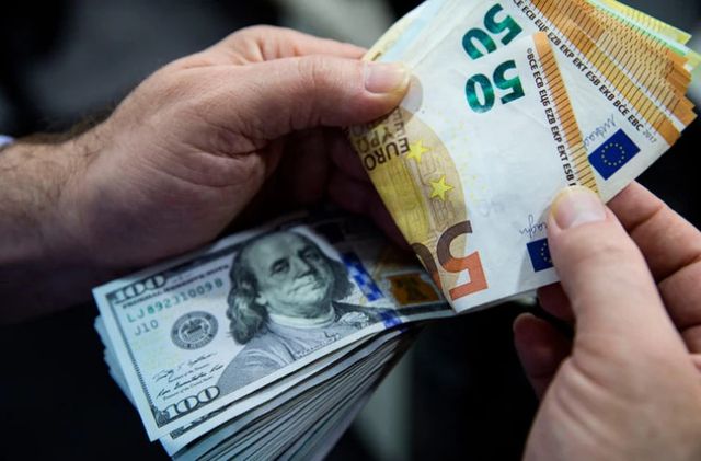 Curs valutar, 2 iunie 2026: dolarul scade cu cinci