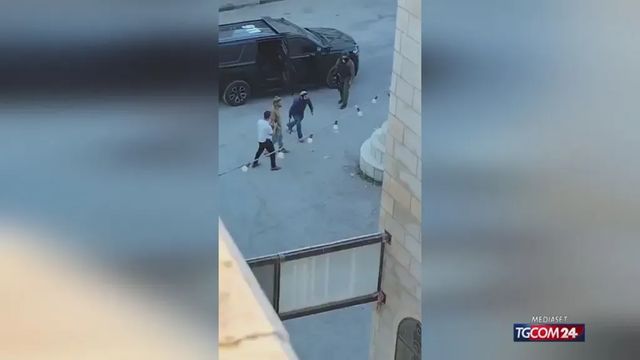 In Cisgiordania un deputato israeliano di estrema destra prende a martellate un monumento ai martiri palestinesi - Il video