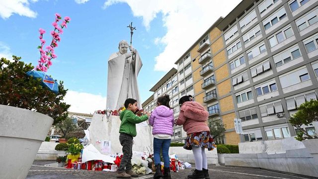 Il Papa nell’Angelus: Insieme ai malati, preghiera per la pace e i bambini