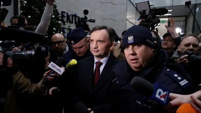 Stíhaný polský exministr se do USA dostal s pomocí amerického diplomata