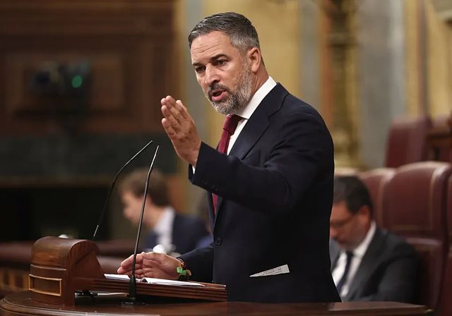 Abascal llama a Sánchez «portavoz de Marruecos» e insiste en juzgarlo por traición