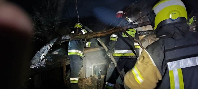 O femeie din Bălți a fost salvată de pompieri dintr-un incendiu