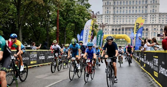 Doi cicliști, loviți de o mașină la un concurs în București