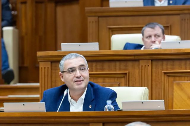 Renato Usatîi - deranjat că ședințele Parlamentului durează…