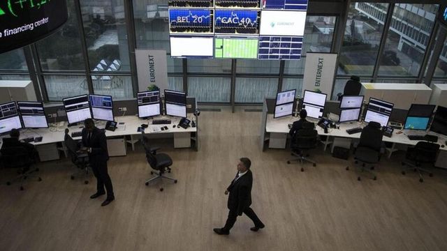 Borsa: Europa debole in attesa dei dati Usa, l'euro recupera