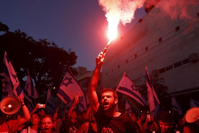 Israele, manifestanti bloccano autostrada: scontri con polizia