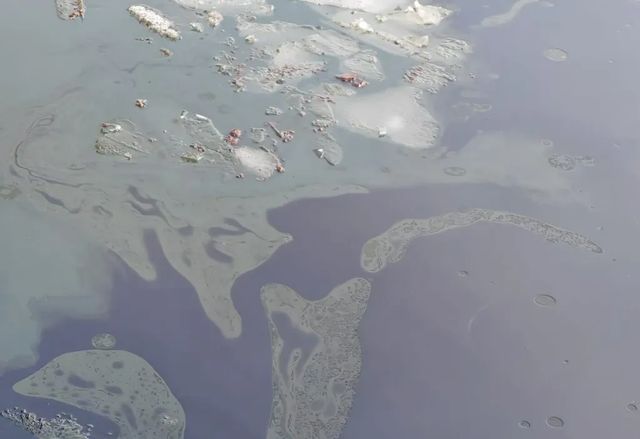 Poluare cu produse petroliere pe Dunăre, după ce un împingător s-a scufundat în zona Giurgiu