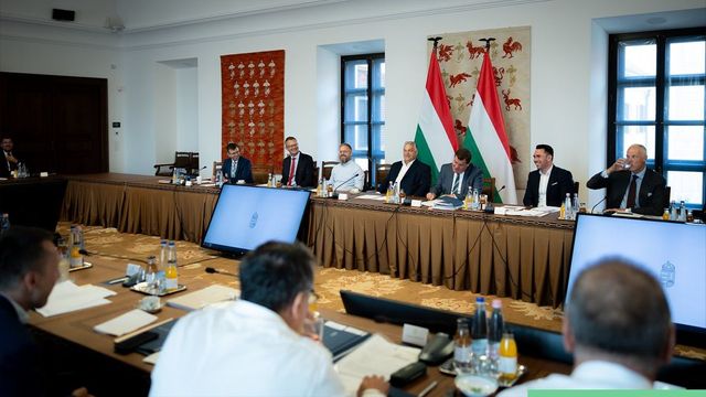 Orbán Viktor minden családot érintő intézkedést jelentett be - nem szűnik meg az árrésstop