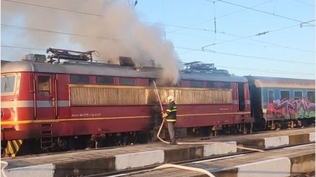 Горя локомотив на пътнически влак в района на гара Стралджа