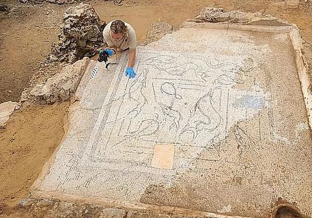 Otra maravilla arqueológica en Mérida: un mosaico en blanco y negro con temática marina en el parque de la Ciudad de la Infancia