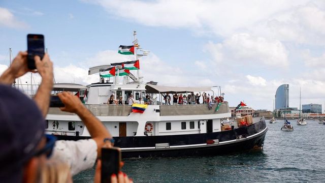Albares anuncia que 21 de los 49 españoles retenidos en Israel que viajaban en la Flotilla regresarán a España este domingo