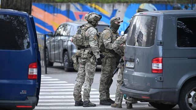 Șeful poliției din Ucraina a demisionat după ce doi ofițeri au fugit de un atac armat mortal