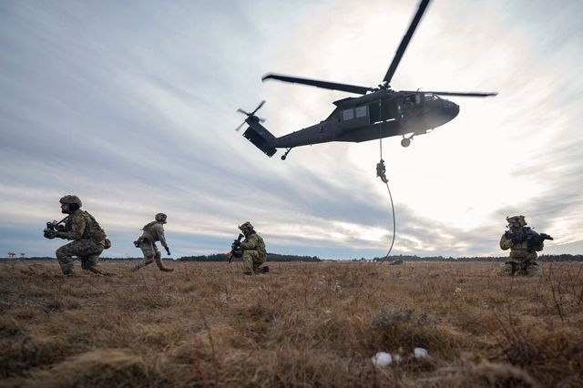 Elicoptere americane de atac Apache și Black Hawk, relocate din Grecia în România