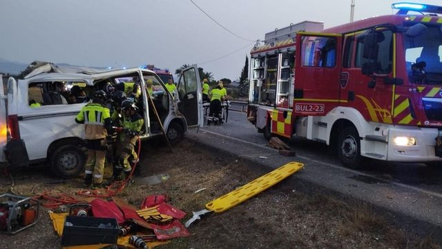 Un muerto y ocho heridos en un accidente de tráfico entre una furgoneta y un camión en Lorca