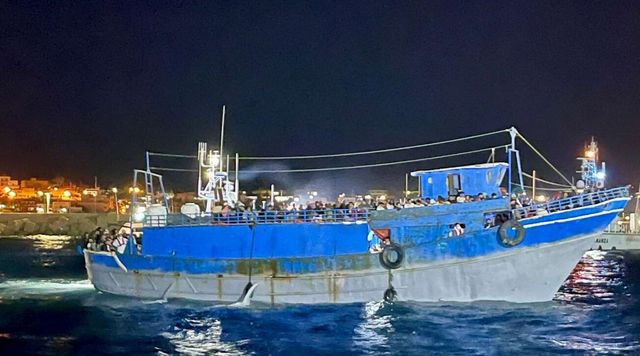 Ancora raffica di sbarchi a Lampedusa, arrivati 400 migranti