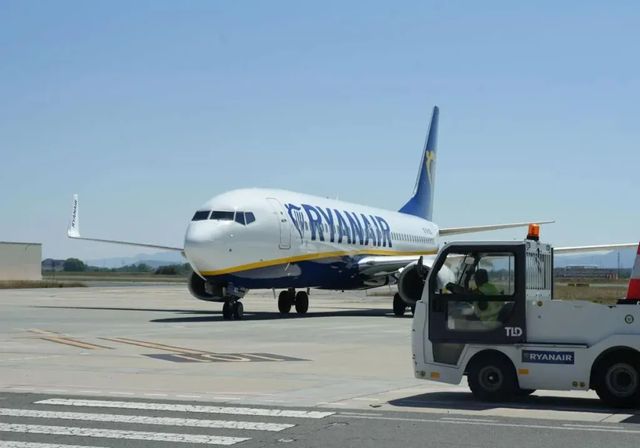 Ryanair presenta un ERE para un centenar de empleados en su base de Santiago