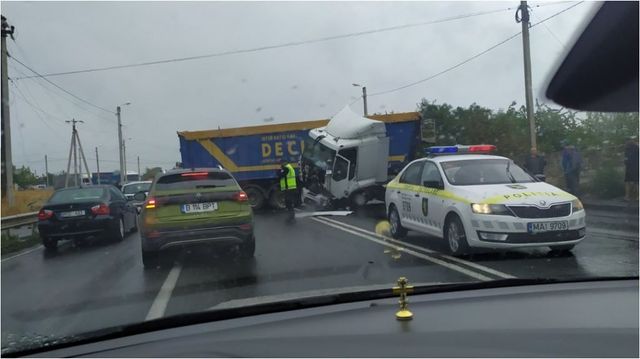 Circulația - deblocată în satul Peresecina din Orhei, după ce un camion a derapat de pe șosea