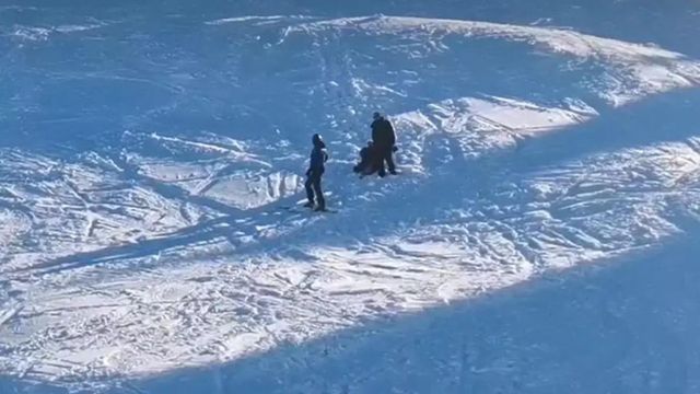 Femeie in fusta pe partie, coborata de un jandarm montan. Avertismentul autoritatilor: Partia de schi nu este podium de moda