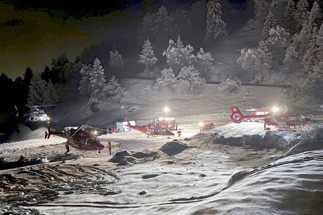 Трима души загинаха при падане на лавина край швейцарски курорт