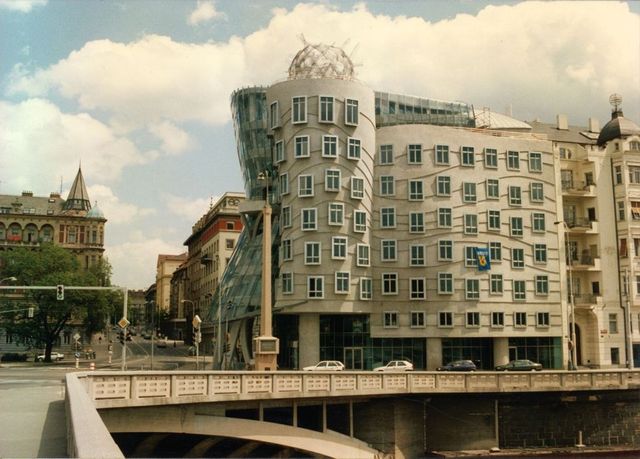 Unikátní snímky, které jste dosud neviděli. Tančící dům slaví 30 let