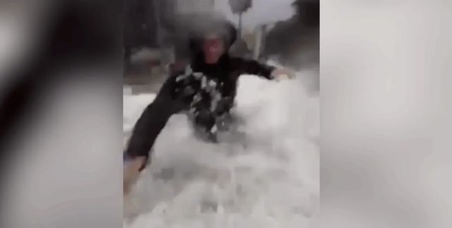 Cateno De Luca travolto da un’onda durante una diretta Facebook in Sicilia