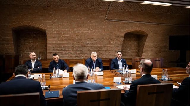 Orbán Viktor összehívta az Energiabiztonsági Tanácsot, majd válaszolt Volodimir Zelenszkij kormányváltó kijelentésre