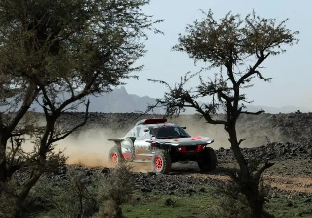 Carlos Sainz se regala un gran inicio en el Dakar