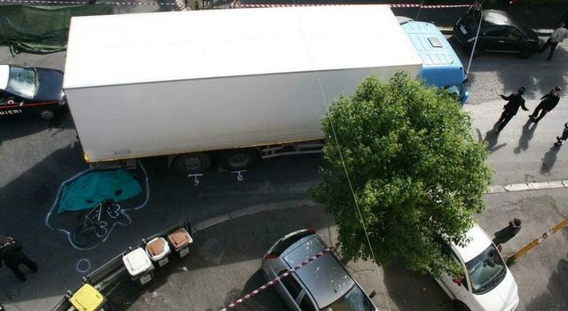 Ciclista 23enne investita da un camion e uccisa a Bologna