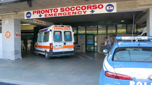 Ragusa, fuggono da polizia finendo contro auto: grave un 15enne