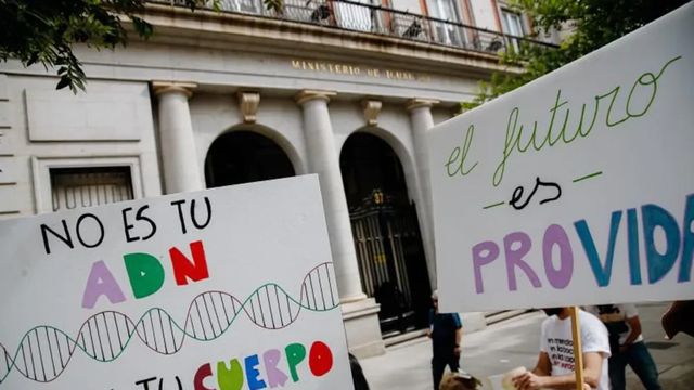 El Tribunal Constitucional avala la ley que penaliza el acoso en las clínicas de aborto