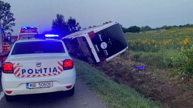 Un autocar plin cu cetățeni bulgari s-a răsturnat pe o șosea din Vrancea. Șoferul ar fi adormit la volan