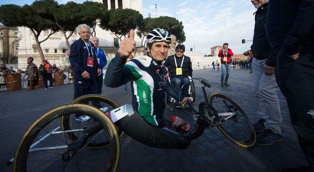 Zanardi, il malore venerdì sera. Gli ultimi ricoveri e le uscite in carrozzina con famiglia e amici