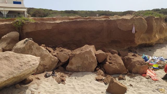 Fallece la bebé de dos meses herida por un desprendimiento de rocas en una playa de Formentera