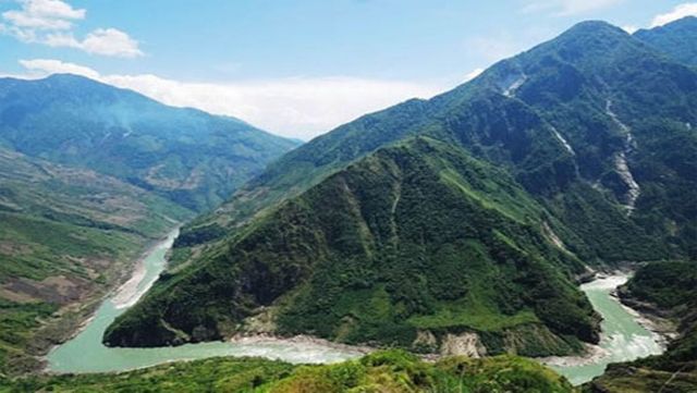 China builds key highway through Brahmaputra Canyon