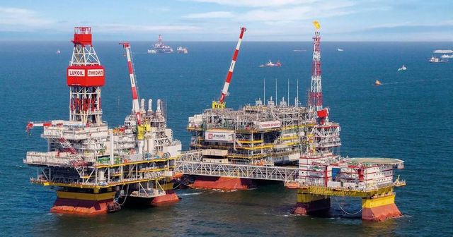 Drone ucrainene au lovit platforma petrolieră rusească a Lukoil din Marea Caspică, oprind producția, pentru prima dată