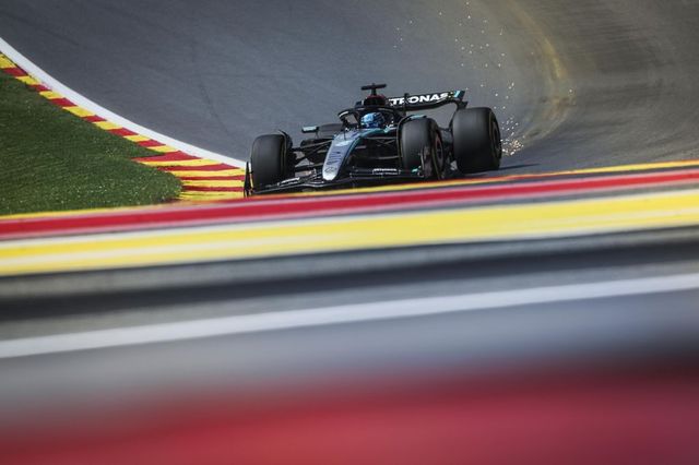 George Russell si fa la strategia da solo e vince in volata a Spa, doppietta Mercedes: Leclerc quarto