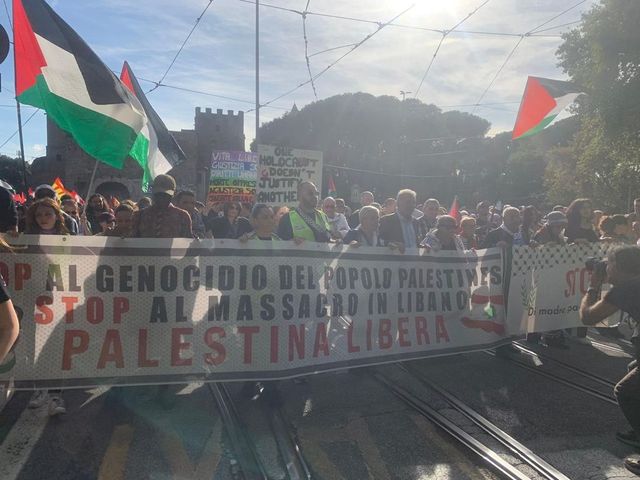 Corteo oggi a Roma, in piazza un migliaio di manifestanti pro Palestina