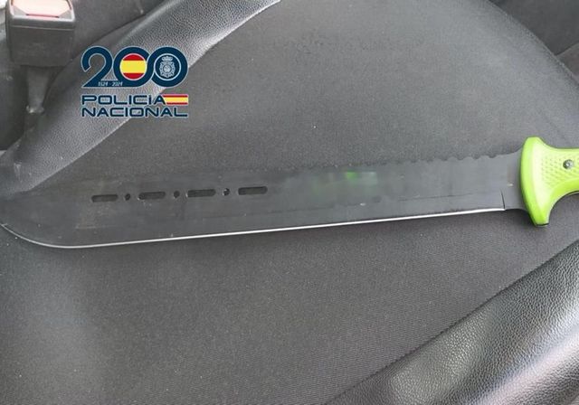 La Policía detiene a un hombre que empuñó un machete tras discutir con el entrenador de su hijo
