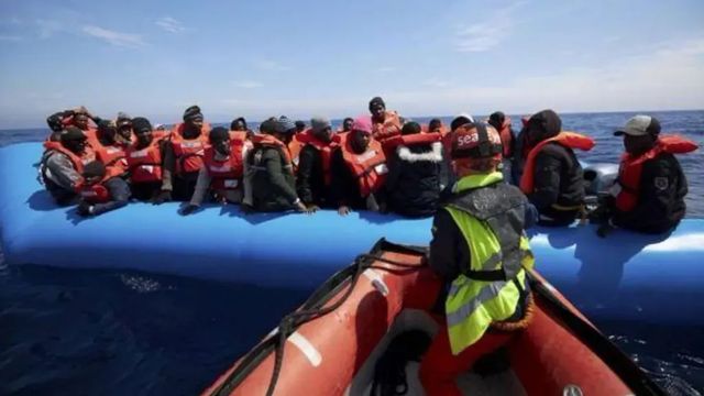 Migranti si tuffano in mare per raggiungere nave, tre dispersi