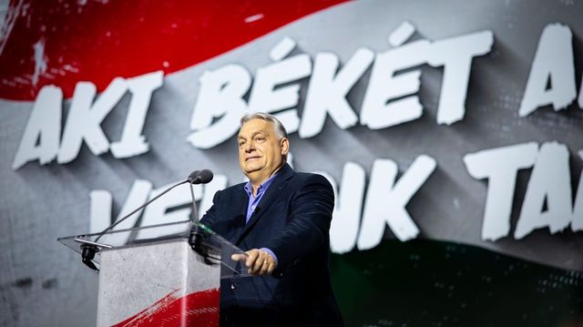 Orbán Viktor fotókkal köszöntötte a szegedi háborúellenes gyűlés résztvevőit