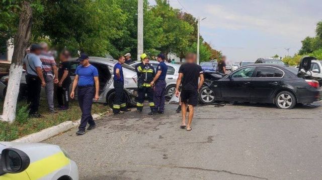 FOTO Patru mașini, implicate într-un accident la Ceadîr-Lunga. Două persoane au ajuns la spital