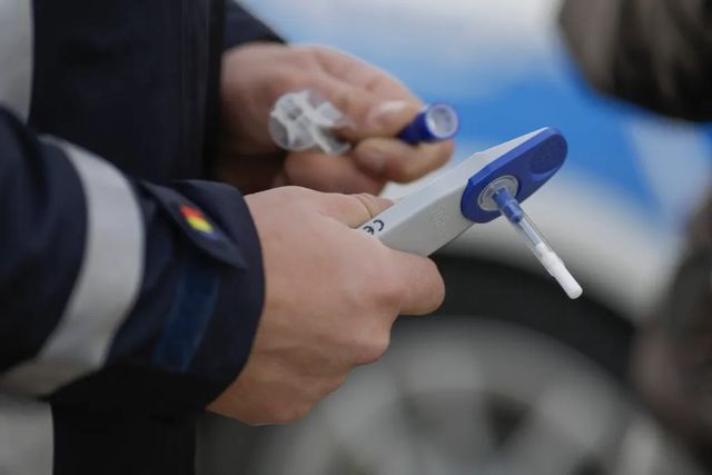 Prins cu droguri asupra sa în Mamaia, un bărbat a încercat să ofere mită jandarmilor