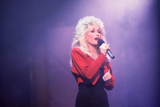 Dolly Parton, legenda muzicii country, s-a stins din viață la 80 de ani