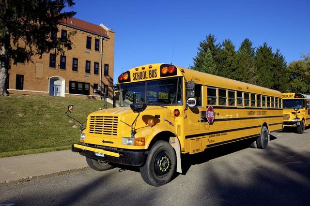 Scuolabus con 20 bambini fuoristrada a Pontremoli