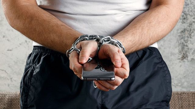 Krumpliba rejtett mobiltelefonokat találtak a börtönben