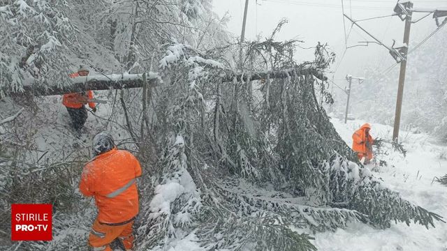 Traficul feroviar, afectat de vântul puternic, ploi și ninsori viscolite, în județele aflate sub coduri meteo