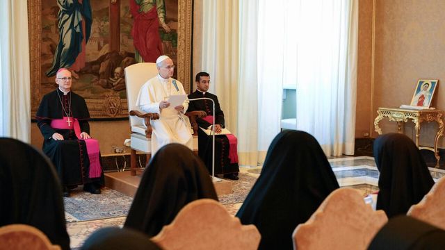 Il Vaticano sul fine vita, 'meno fondi ad armi e più cure palliative'