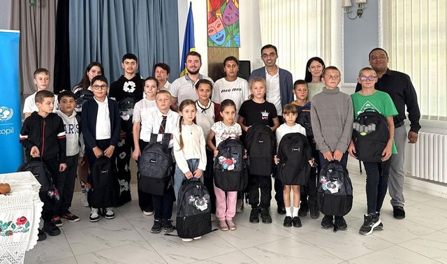 Ghiozdane și rechizite noi pentru câțiva elevi romi din Mingir, raionul Hîncești
