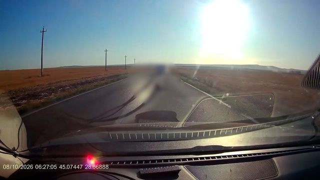 Un copil a căzut dintr-o mașină aflată în mers pe o șosea, iar scena a fost filmată
