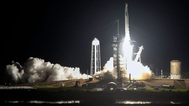 Egy milliárdos teszteli az új űrruhákat a SpaceX Crew Dragonnal